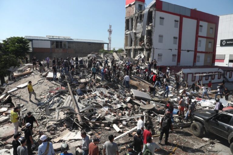 Edificios dañados tras el terremoto en Colombia