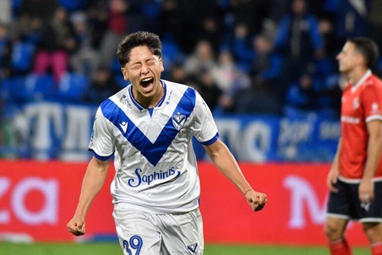 Thiago Aguirre celebrando el gol contra Independiente