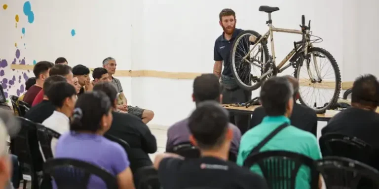 Taller de mecánica básica de bicicletas en la Universidad Libre del Ambiente de Córdoba