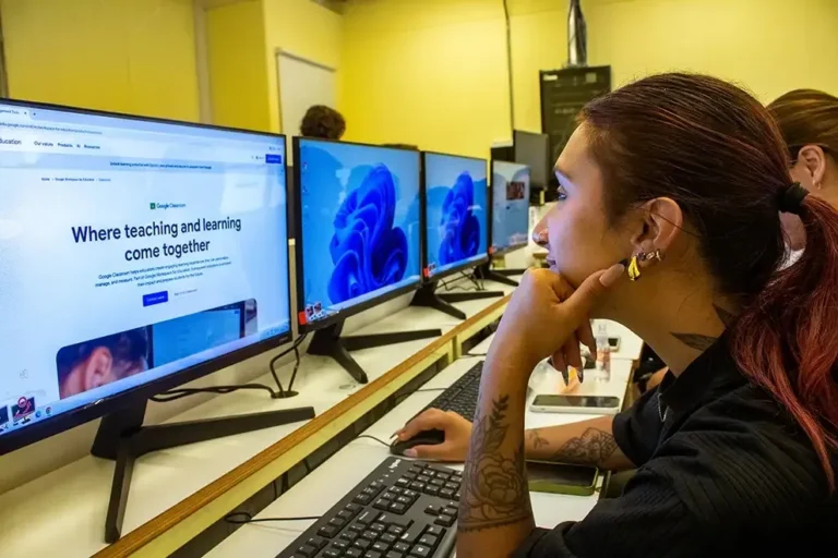 Estudiantes en aula virtual de idiomas