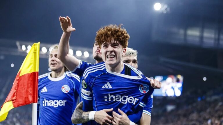 Valentín Barco con la camiseta del Chelsea