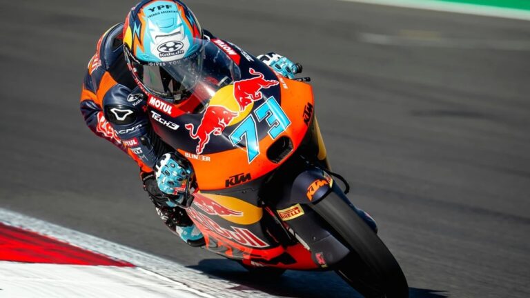 Valentín Perrone en el podio de Silverstone