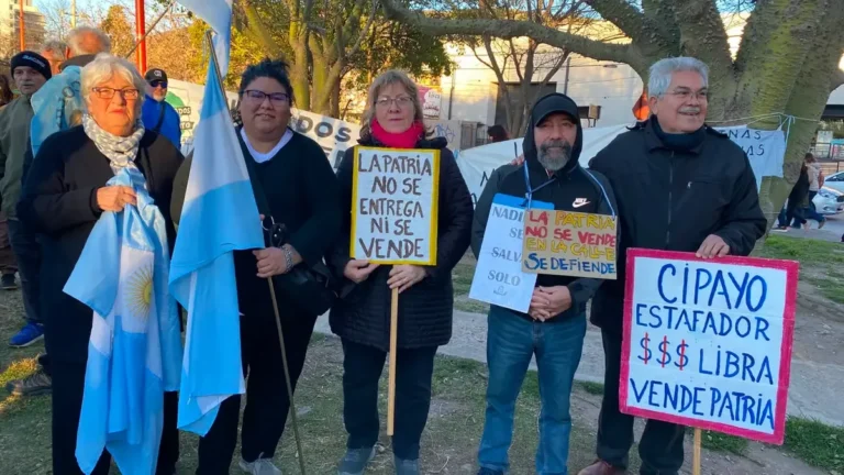 Manifestación en Villa Carlos Paz contra la Ley de Tierras