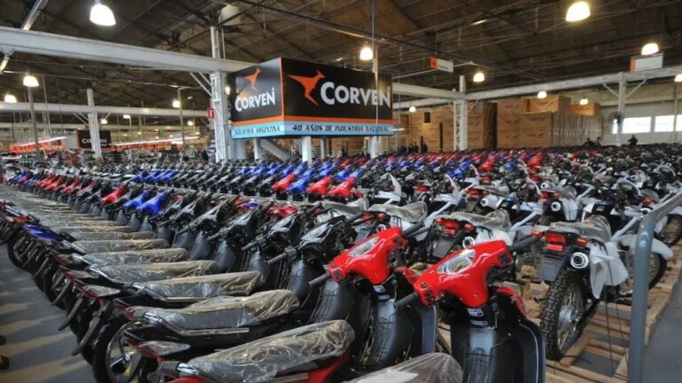 Motos de baja cilindrada en un concesionario argentino