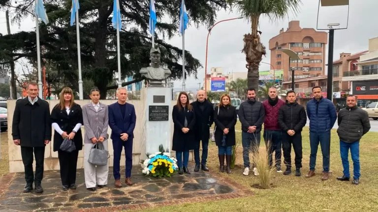 Ofrenda floral en la plazoleta de la Avenida San Martín durante el homenaje al General San Martín
