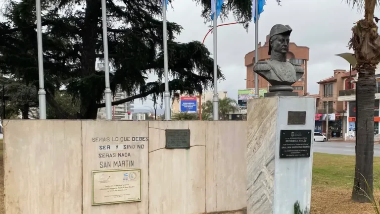 Ofrenda floral en honor al General San Martín en Villa Carlos Paz