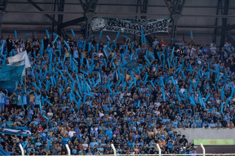 Jugadores de Belgrano en el estadio La Pedrera de Villa Mercedes