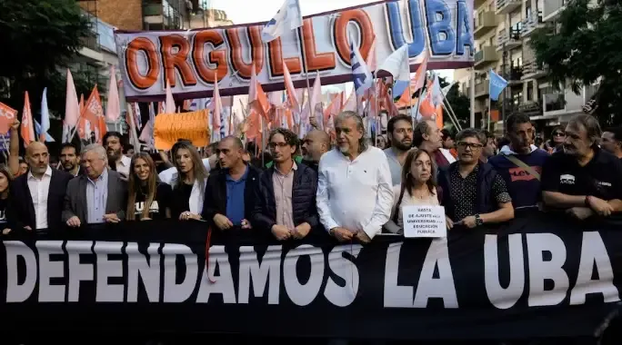 Docentes universitarios en asamblea