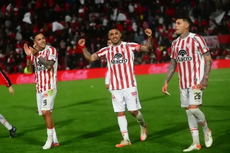 Jugadores de Instituto celebran el gol ante San Lorenzo