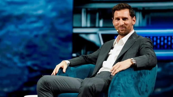 Lionel Messi con traje, en un contexto de negocios
